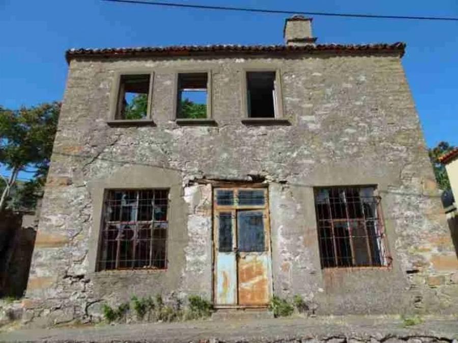 Ένας μικρός θεός στην Ίμβρο: Ομογενής από την Αυστραλία αναστηλώνει ερειπωμένα κτίρια και διοργανώνει εκδηλώσεις