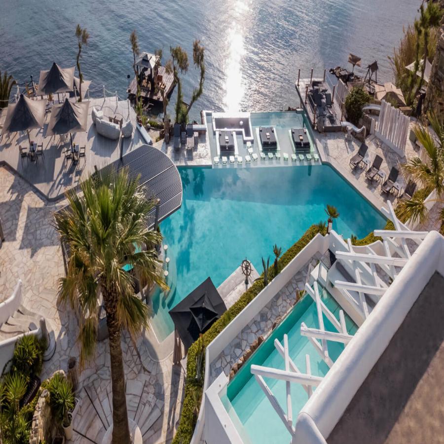 Χλιδή, πισίνες και ιδιωτική παραλία: Η Αθηνά Οικονομάκου στο 5αστερο ξενοδοχείο του Φίλιππου Μιχόπουλου στην Μύκονο