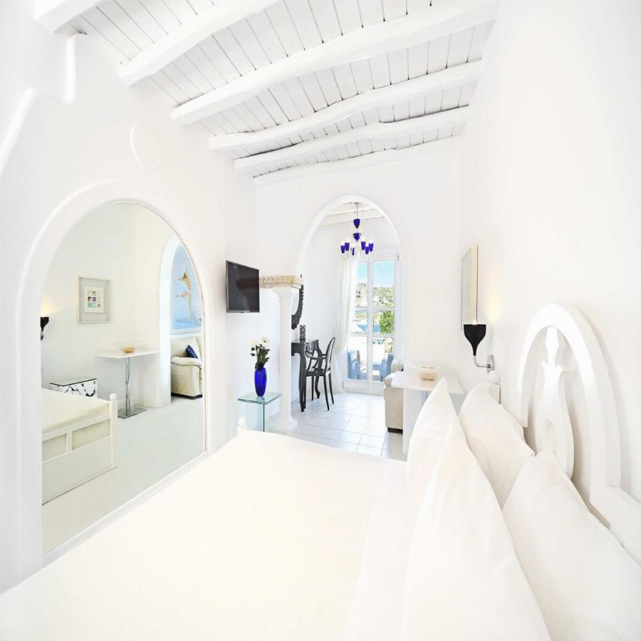 Χλιδή, πισίνες και ιδιωτική παραλία: Η Αθηνά Οικονομάκου στο 5αστερο ξενοδοχείο του Φίλιππου Μιχόπουλου στην Μύκονο