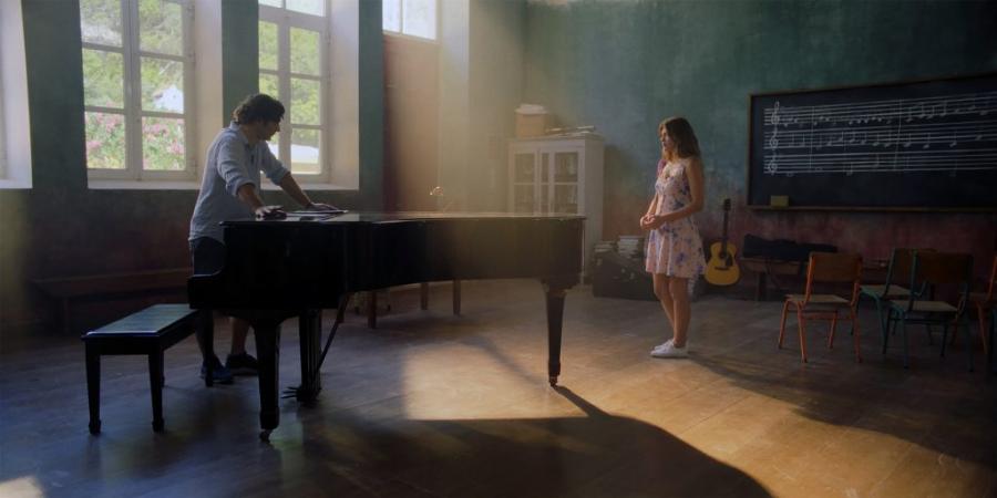 Όλοι το είδαν, λίγοι το πρόσεξαν: Το σκηνοθετικό λαθάκι του Χριστόφορου Παπακαλιάτη στην πρεμιέρα του Maestro