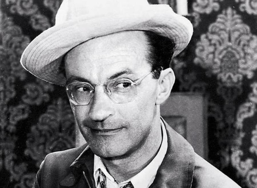 Αστείρευτο χιούμορ, χαβαλετζής ακόμα και μετά θάνατον: Η απίστευτη επιγραφή που ζήτησε να μπει ο Ντίνος Ηλιόπουλος στον τάφο του