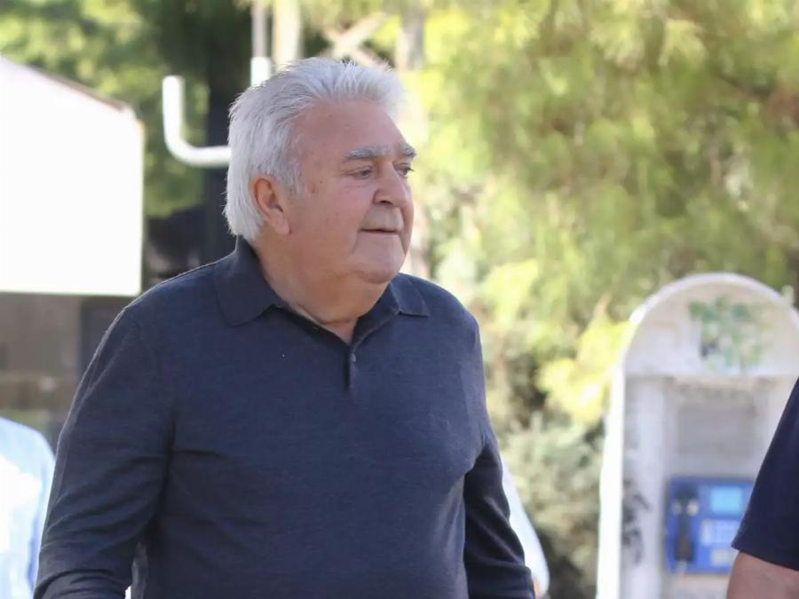 Μακριά από το καυσαέριο της πόλης: Το τεράστιο αμπέλι του Πασχάλη Τερζή στο σπίτι όπου ζει έξω από τη Θεσσαλονίκη