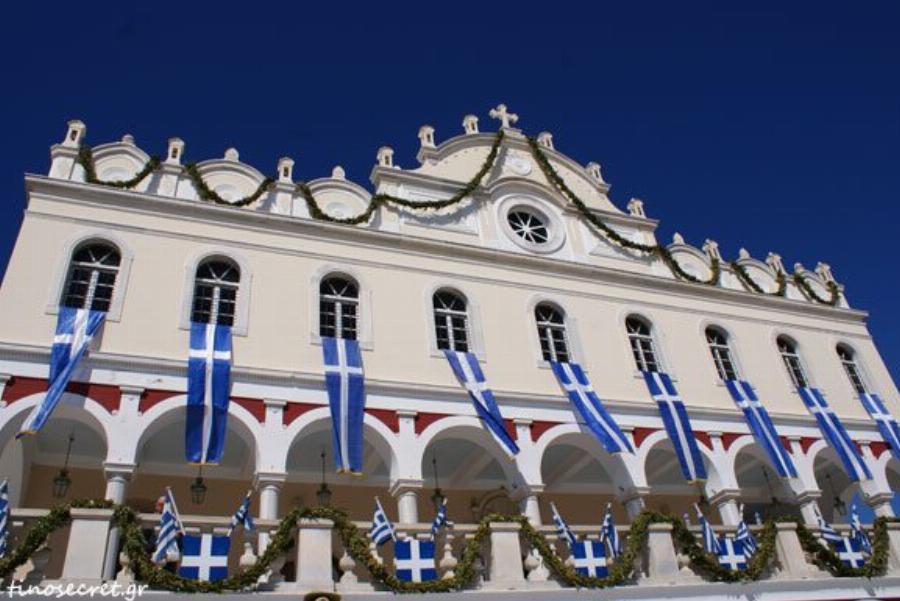 Θαυματουργή Παναγία της Τήνου: Το μεγαλύτερο θαύμα της Μεγαλόχαρης στο τυφλό παιδάκι, τον Νικολάκη μας