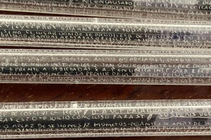 Τον έπιασε στα πράσα: Καθηγήτρια Νομικής αποκάλυψε το πιο απίστευτο σκονάκι σε στυλό Bic που σκαρφίστηκε ένας φοιτητής