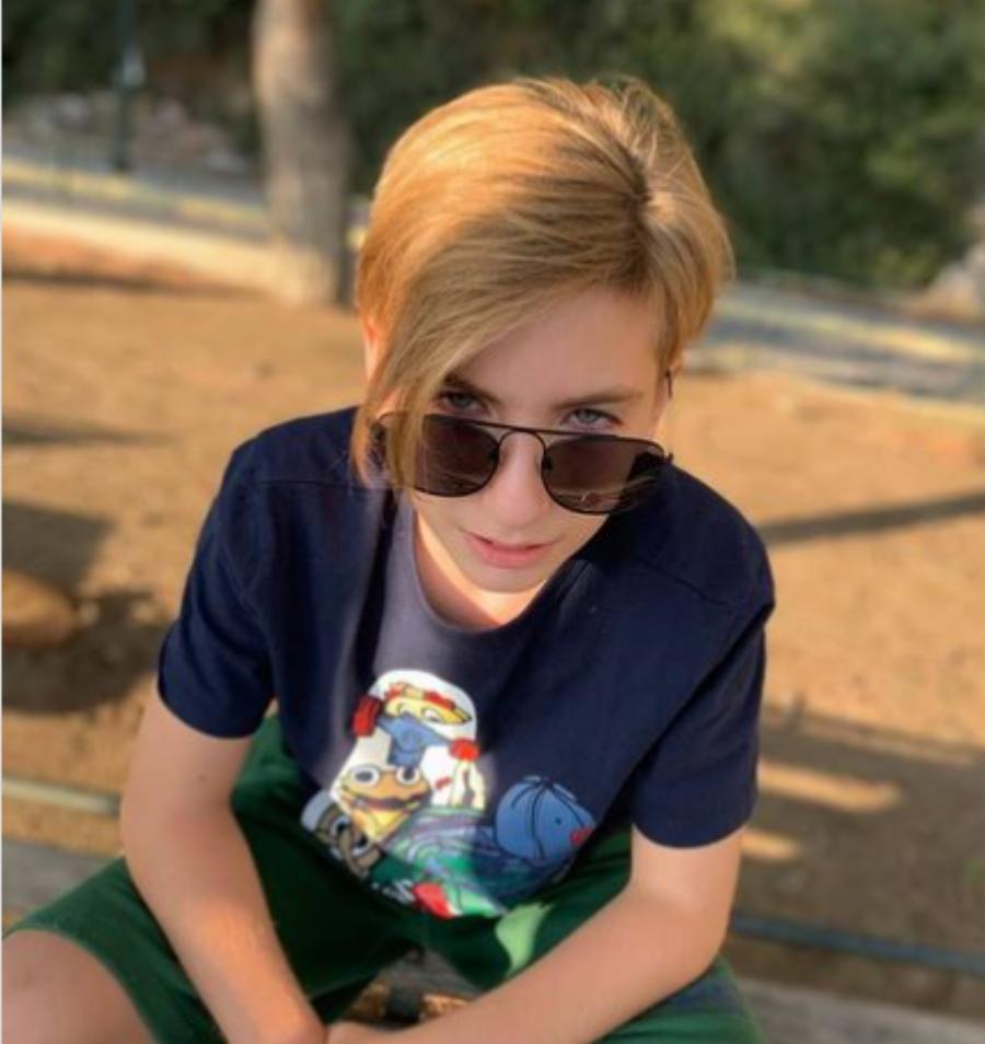 Ίδιος ο πατέρας του: Ο γιος της Αννίτας Πάνια μεγάλωσε και υιοθετεί την εμφάνιση και το στυλ του Καρβέλα