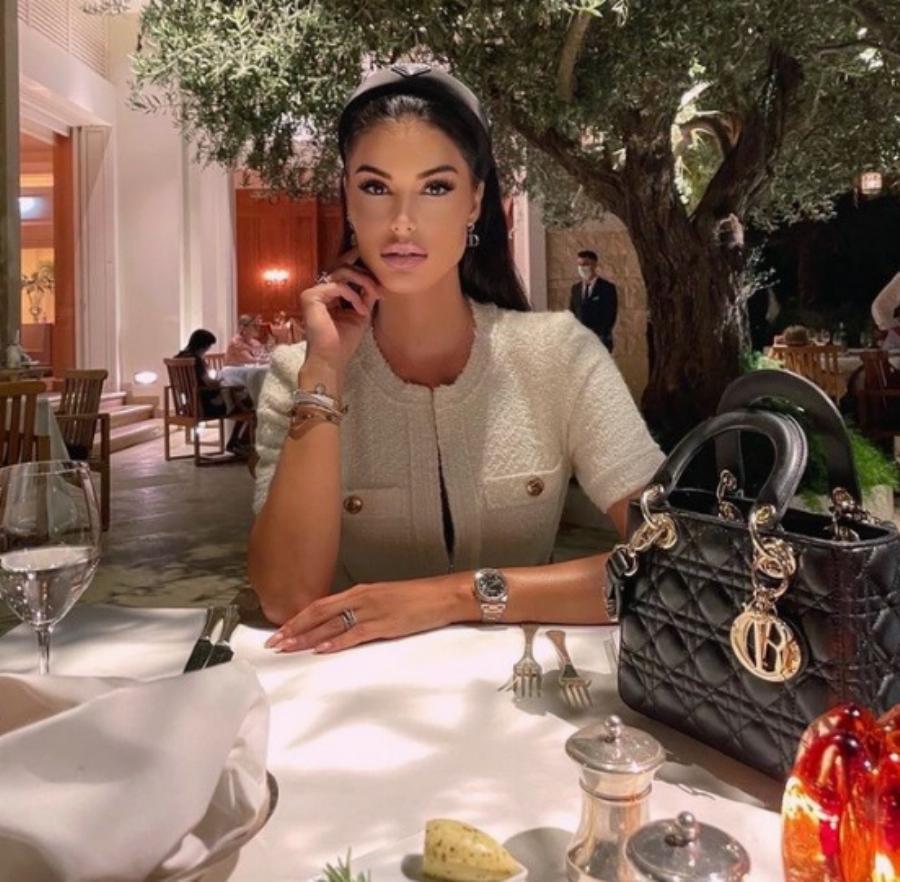 Η «εμμονή» με τα φίλτρα και η αντίδραση του κοινού: Η χλιδάτη ζωή της Ιωάννας Μπέλλα στο Dubai και οι πλαστικές επεμβάσεις