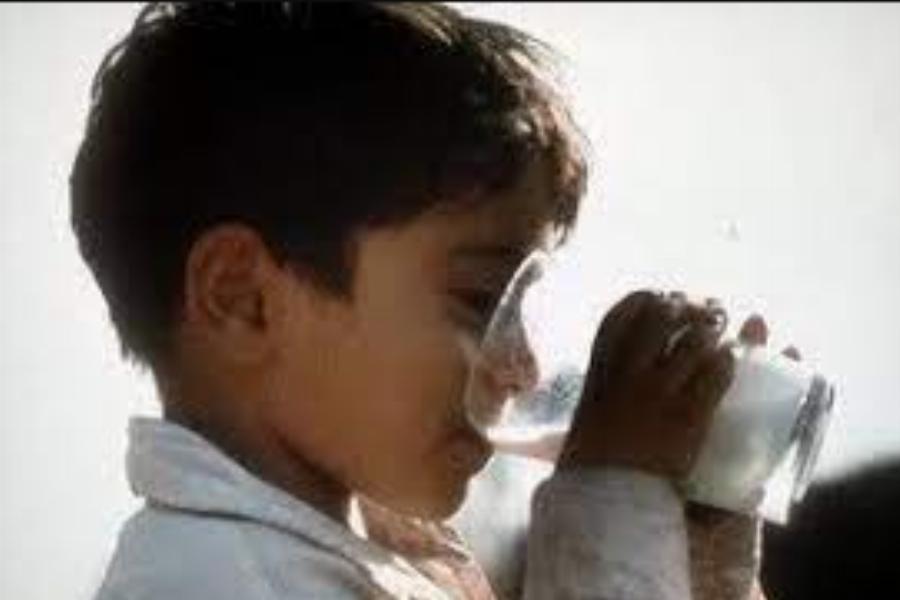 Φτωχό παιδί χτύπησε μια πόρτα για να ζητήσει φαγητό, αλλά αυτός που άνοιξε του έδωσε πολλά περισσότερα