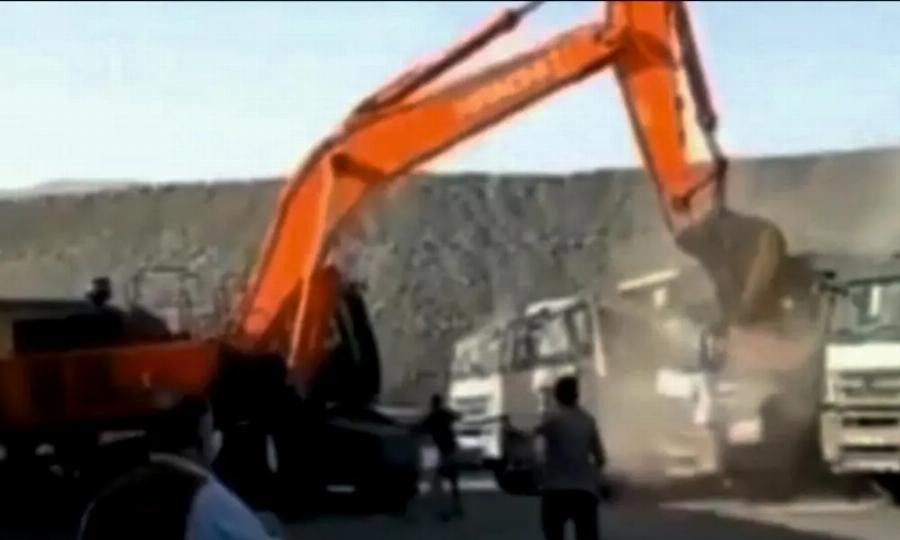 Τον άφησαν απλήρωτο και κατέστρεψε πέντε φορτηγά με εκσκαφέα: Τούρκος υπάλληλος εκδικήθηκε τους εργοδότες του και έγινε viral