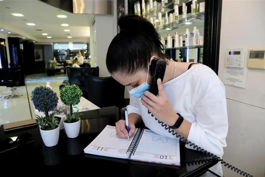 Να τι είναι βία: Είναι να δουλεύεις 10 με 12 ώρες τη μέρα για 700 ευρώ και να μην τολμάς να πεις λέξη