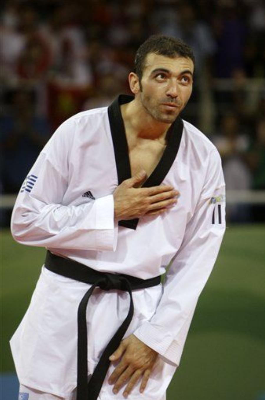 «Ρίξτε τα τείχη στον παράδεισο»: Οι χρήστες του Twitter λένε το τελευταίο αντίο στον τεράστιο Αλέξανδρο Νικολαΐδη