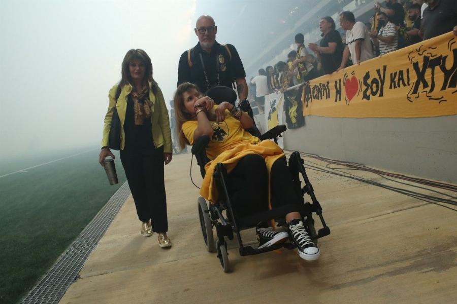 Συγκίνηση στην OPAP Arena: Η Μυρτώ παρούσα στον πρώτο αγώνα της ΑΕΚ