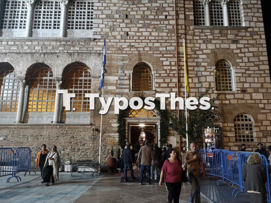 Μεγάλη γιορτή σήμερα: Η Θεσσαλονίκη ξενυχτά στον Άγιο Δημήτριο – Εκατοντάδες πιστοί για το προσκύνημα