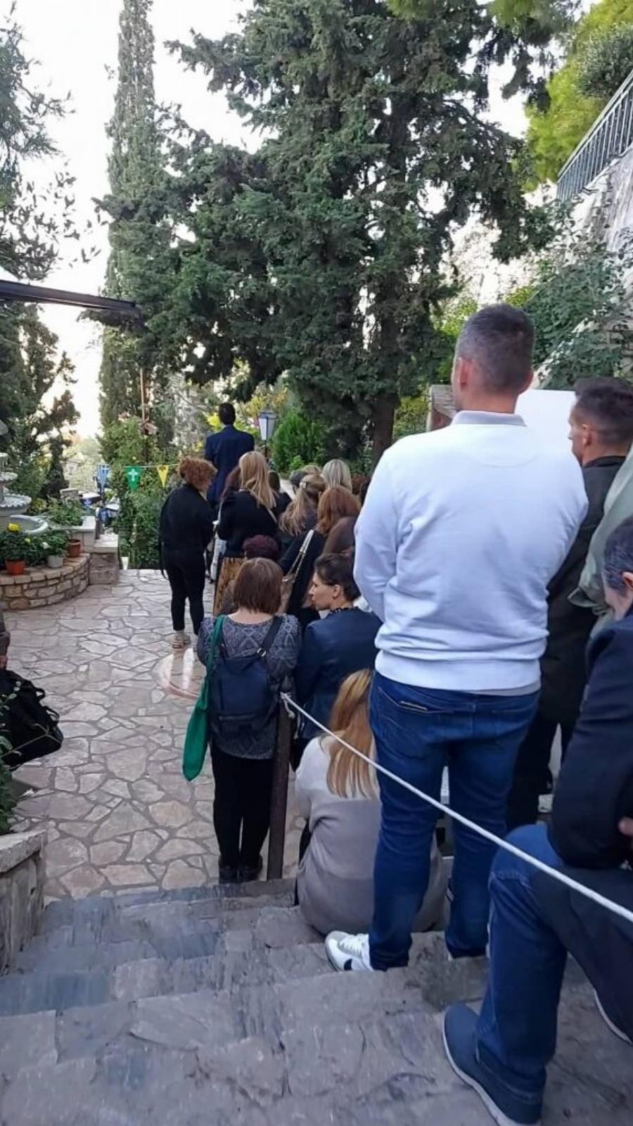 Ανείπωτη θλίψη και συγκίνηση: Δάκρυα για τον διωγμό του πάτερ Δημητρίου από τους Αγίους Ισιδώρους