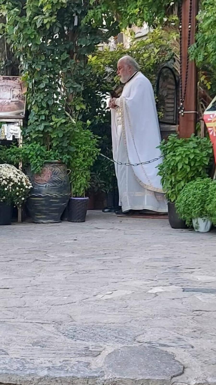 Ανείπωτη θλίψη και συγκίνηση: Δάκρυα για τον διωγμό του πάτερ Δημητρίου από τους Αγίους Ισιδώρους