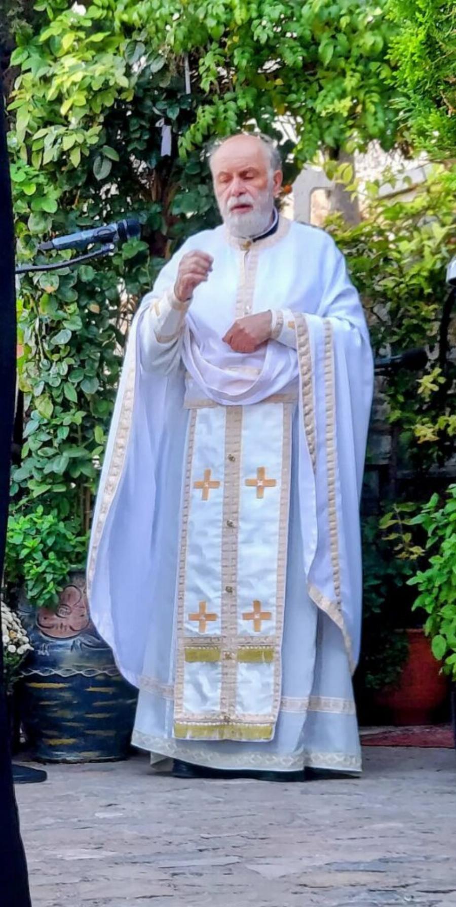 Ανείπωτη θλίψη και συγκίνηση: Δάκρυα για τον διωγμό του πάτερ Δημητρίου από τους Αγίους Ισιδώρους