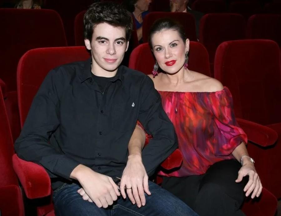 Ευγενία Μανωλίδου: Ο γιος της Αλέξανδρος από τον πρώτο της γάμο, έγινε 27 ετών και είναι σκηνοθέτης