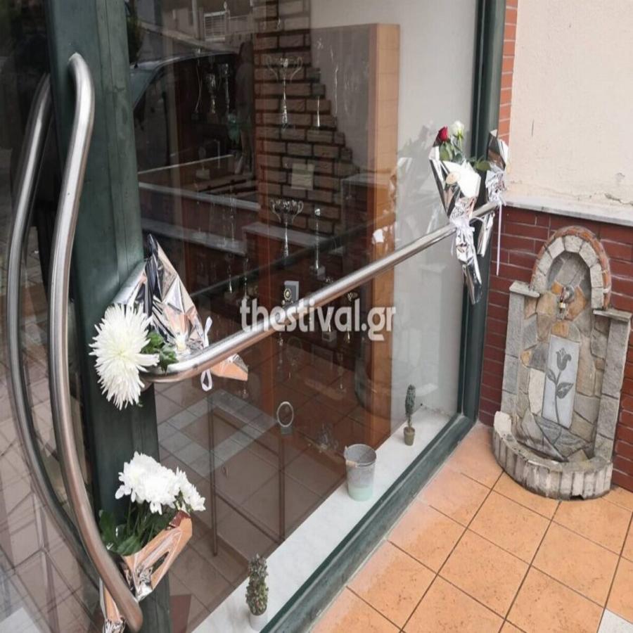 Βαρύ πένθος στην Ελλάδα: Αφήνουν λουλούδια έξω από το γυμναστήριό του Αλέξανδρου Νικολαΐδη