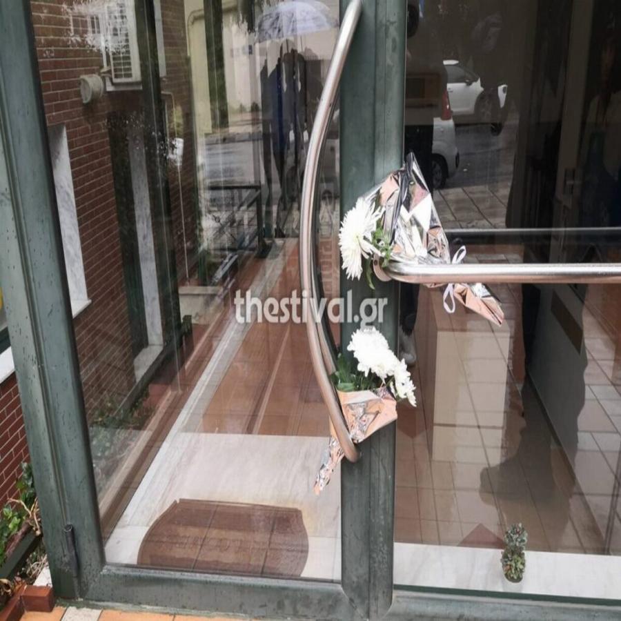 Βαρύ πένθος στην Ελλάδα: Αφήνουν λουλούδια έξω από το γυμναστήριό του Αλέξανδρου Νικολαΐδη