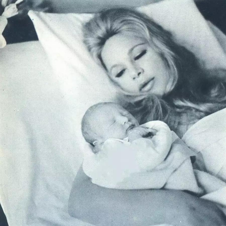 Αλίκη Βουγιουκλάκη: Η απόπειρα αυτοκτονίας, η εγκυμοσύνη, το κρυφό τάμα και το φλέρτ του τέως βασιλιά Κωνσταντίνου