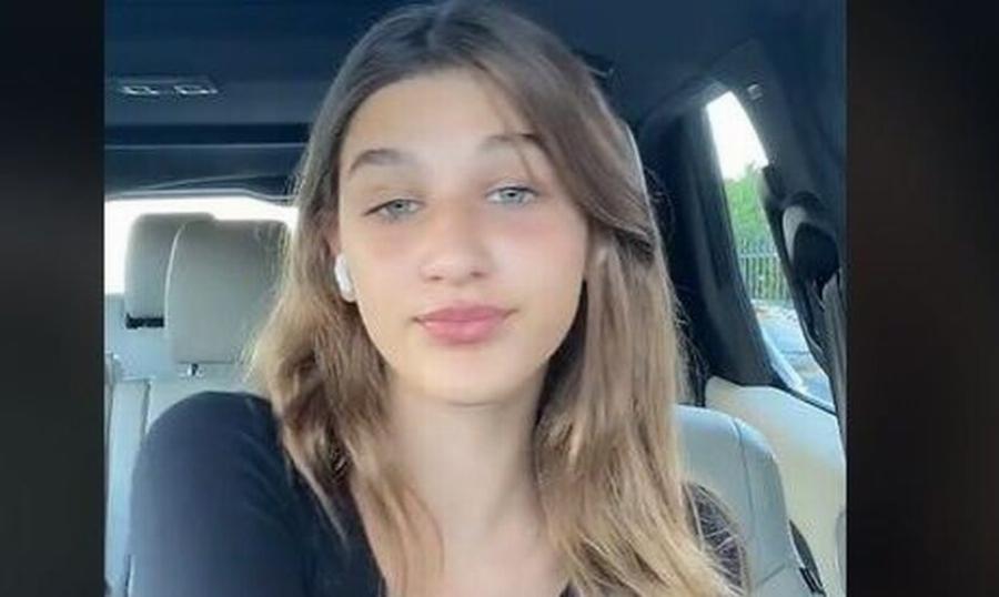 Ίδια η μαμά της: Η κόρη του Σάκη Ρουβά, Αναστασία, τραγουδά στο TikTok και ρίχνει το διαδίκτυο