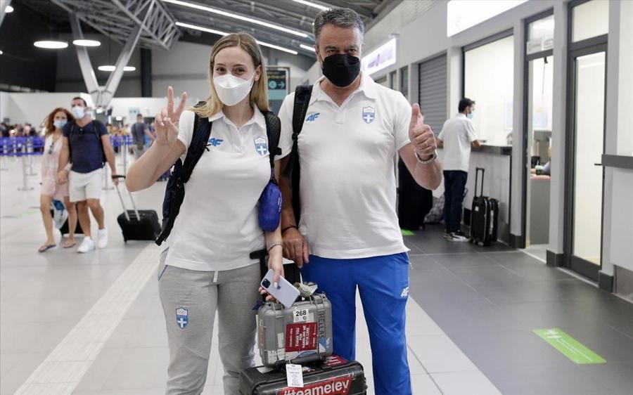 Απασφάλισε η Άννα Κορακάκη: «5 άτομα μας υποδέχτηκαν στο αεροδρόμιο – Όταν εγώ προσπεράσω τα μικρόφωνα, όμως, θα είμαι σνομπ»