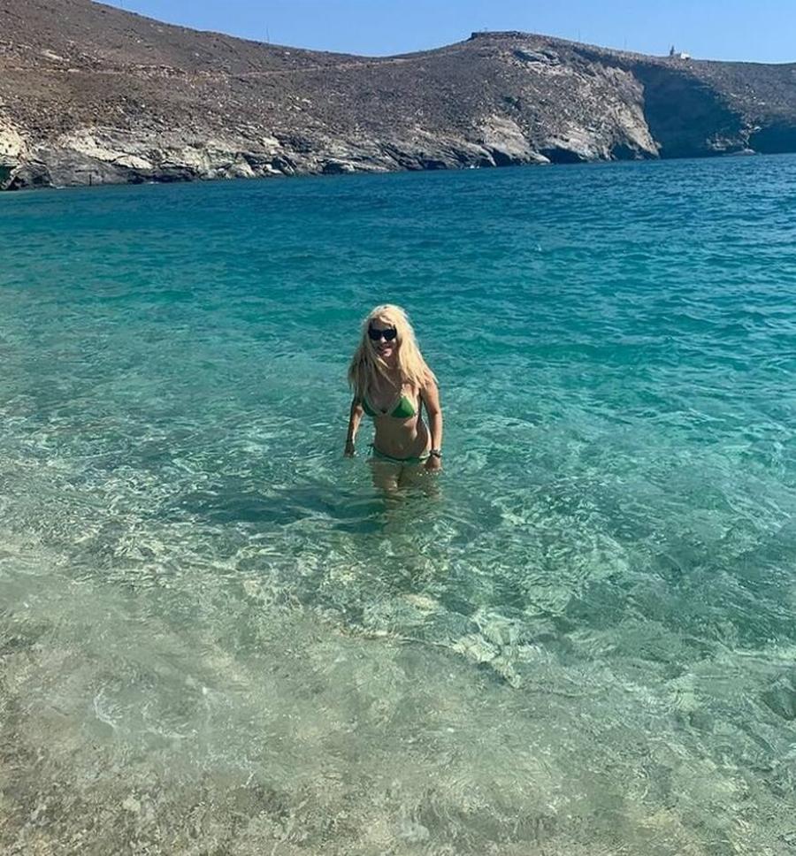 Σαν να μην πέρασε μία μέρα από τα 90s στο… σήμερα: Οι αλλαγές στο σώμα της Ελένης Μενεγάκη και οι φωτογραφίες με μαγιό  