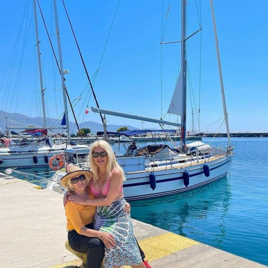 Σαν να μην πέρασε μία μέρα από τα 90s στο… σήμερα: Οι αλλαγές στο σώμα της Ελένης Μενεγάκη και οι φωτογραφίες με μαγιό  