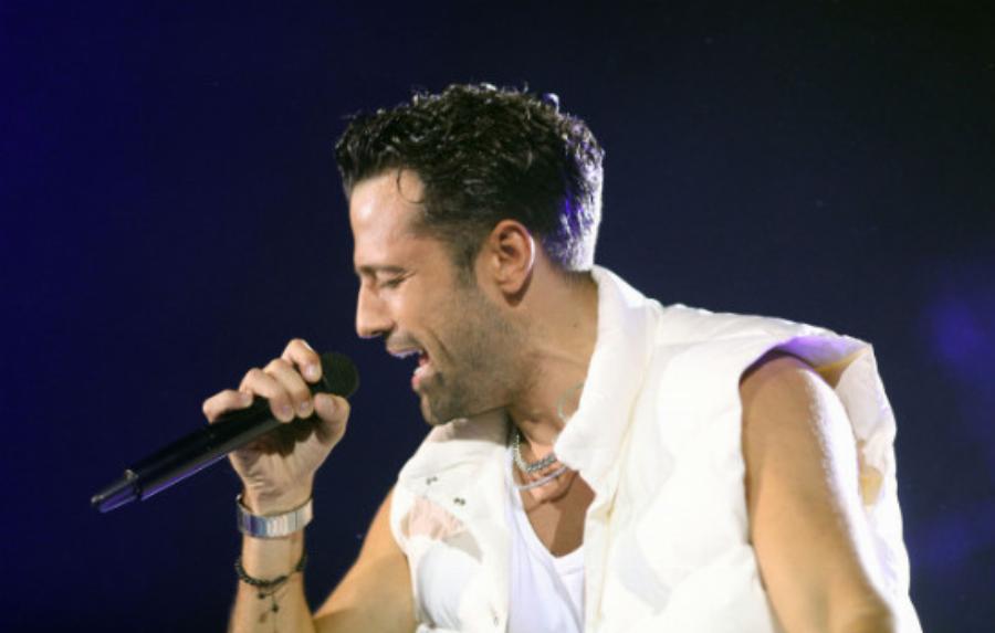 «Λύγισε» ο Κωνσταντίνος Αργυρός: Βούρκωσε πάνω στην σκηνή και έκανε τον σταυρό του στη συναυλία του στο ΟΑΚΑ