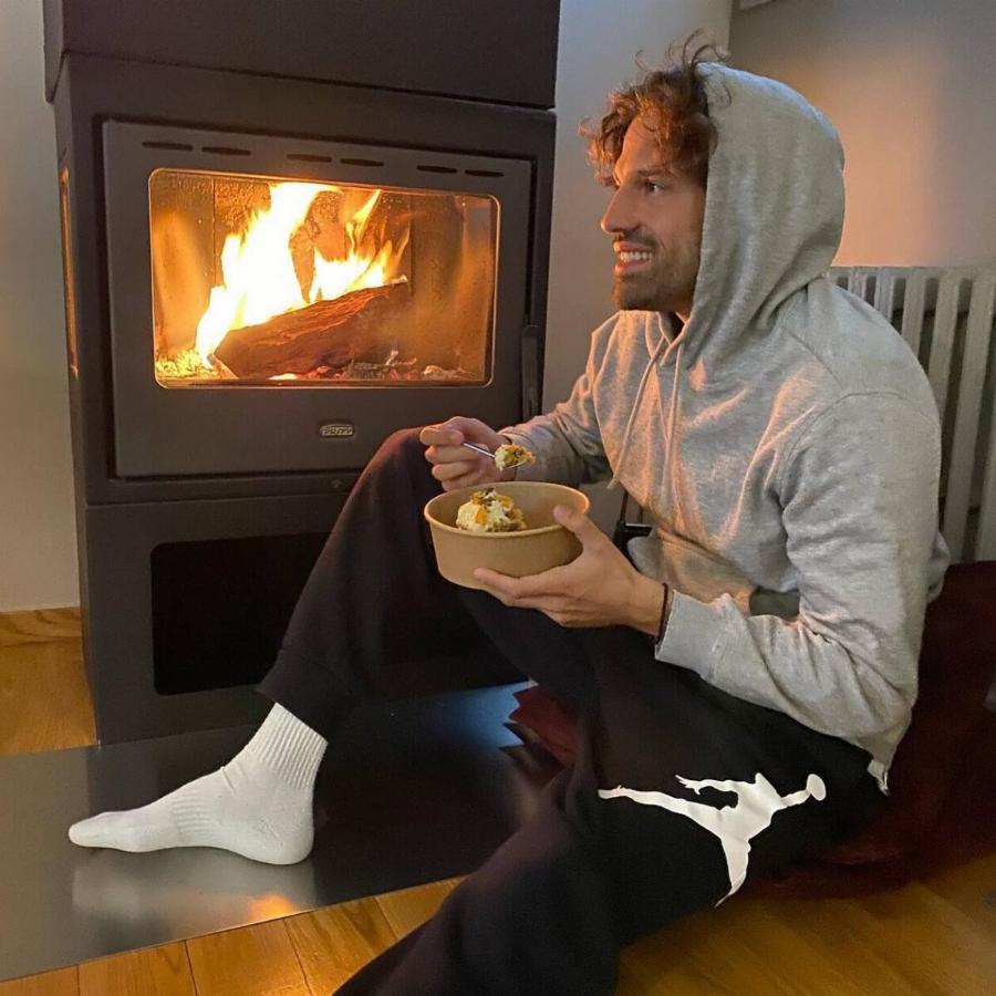 Μοντερνό, τεράστιο και χουχουλιάρικο: Εικόνες από το ονειρεμένο minimal σπίτι του Κωνσταντίνου Αργυρού