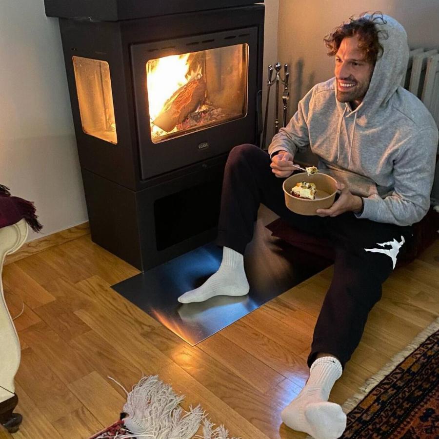 Μοντερνό, τεράστιο και χουχουλιάρικο: Εικόνες από το ονειρεμένο minimal σπίτι του Κωνσταντίνου Αργυρού