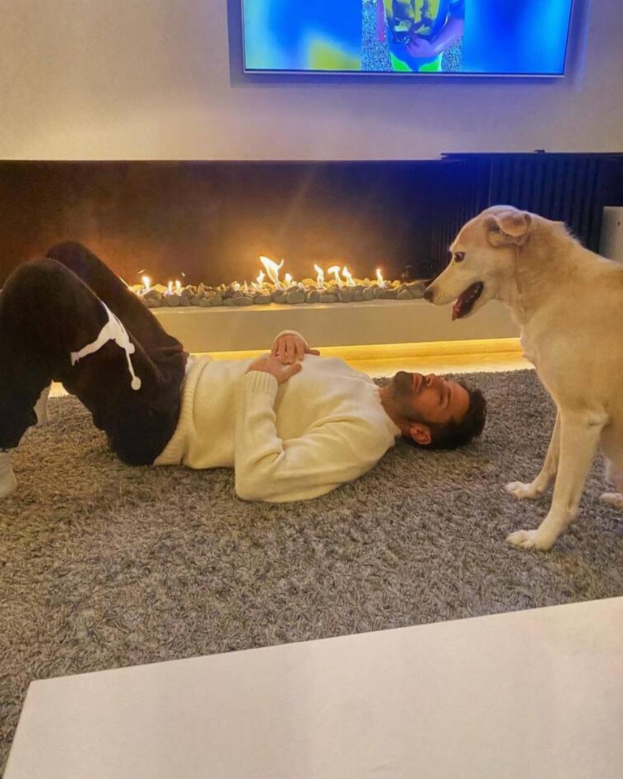 Μοντερνό, τεράστιο και χουχουλιάρικο: Εικόνες από το ονειρεμένο minimal σπίτι του Κωνσταντίνου Αργυρού