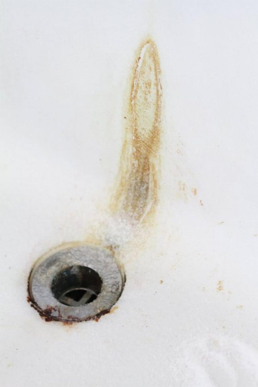 Με 2 απλά υλικά που έχετε στη κουζίνα σας μπορείτε να καθαρίστε τη μπανιέρα από άλατα και βρωμιές με εύκολο, γρήγορο και οικονομικό τρόπο