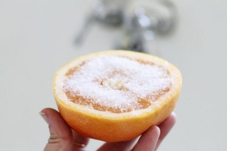 Με 2 απλά υλικά που έχετε στη κουζίνα σας μπορείτε να καθαρίστε τη μπανιέρα από άλατα και βρωμιές με εύκολο, γρήγορο και οικονομικό τρόπο