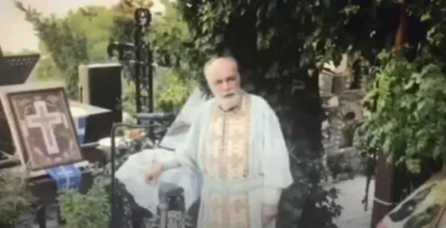 Σήκωσε το «λάβαρο της επανάστασης»: Ο πατέρας Δημήτριος αρνείται να φύγει από τους Αγίους Ισιδώρους Λυκαβηττού