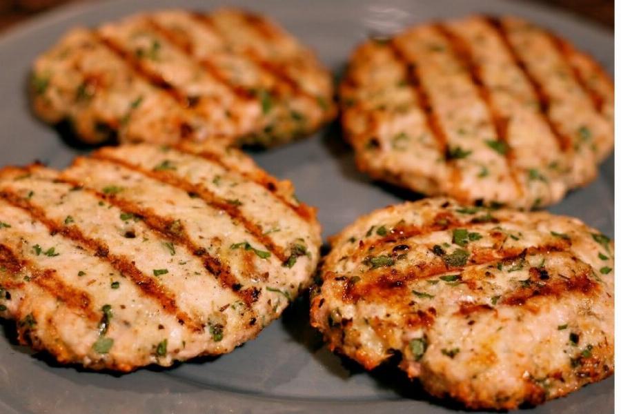 Το κόλπο μαγειρικής για να μην σας διαλύονται τα μπιφτέκια κατα το ψήσιμο