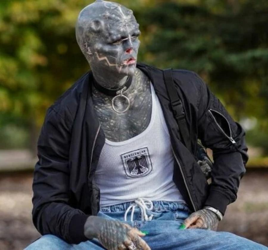 «Είμαι άνθρωπος! Θέλω να βρω δουλειά και δεν μπορώ!»: Σε αγανάκτηση ο 33χρονος που έχει μεταμορφωθεί σε εξωγήινο