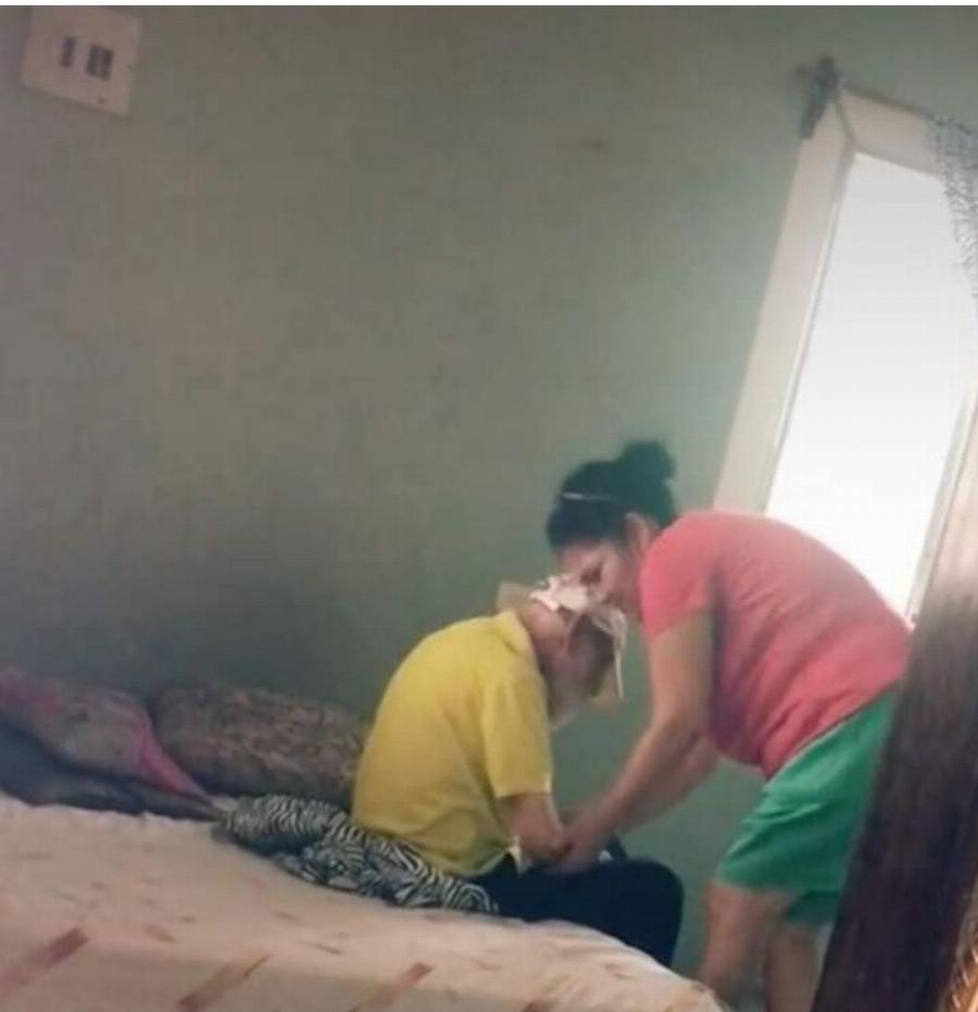 Αληθινή και βαθιά αγάπη: Mπορεί ο άντρας της να την εγκατέλειψε, αλλά εκείνη φροντίζει τον πρώην πεθερό της με μεγάλη αφοσίωση