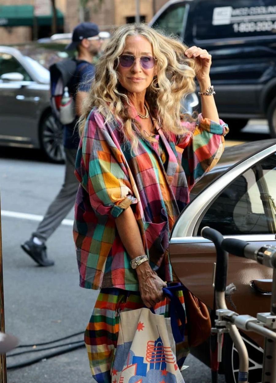 Η Εβελίνα Παπούλια έφερε την απόλυτη τάση: Ουρές στα κομμωτήρια για τα herringbone highlights που πάνε γάντι στις γυναίκες άνω των 50