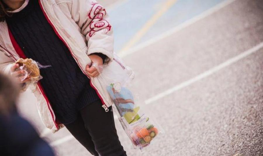 «Μας έκοψαν το ρεύμα στο σπίτι και δεν έχω τσάντα για το σχολείο. Θα πηγαίνω με τα βιβλία μου αγκαλίτσα»