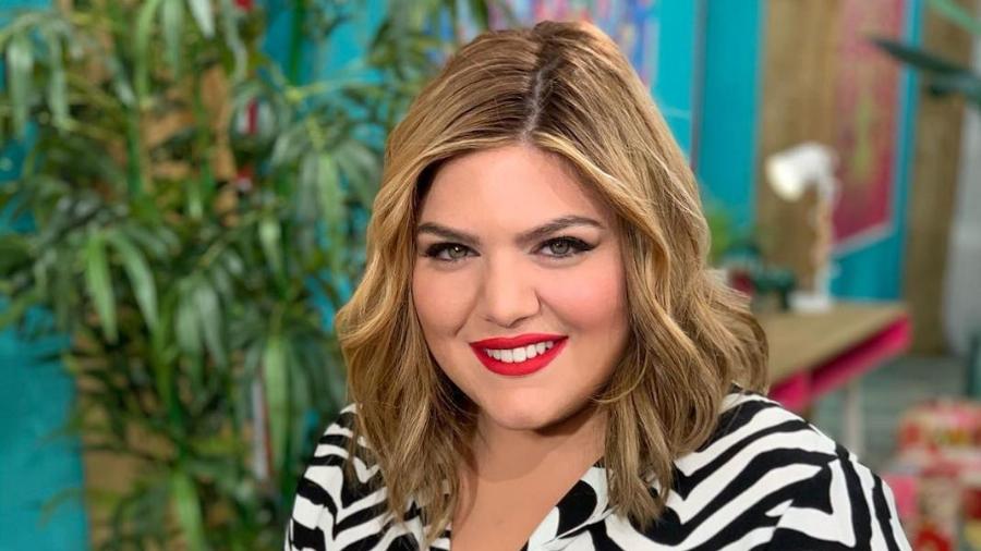 Απόδραση με βουτιές στη θάλασσα: Η Δανάη Μπάρκα έβαλε μαγιό και πήγε για κολύμπι ανήμερα 28ης Οκτωβρίου