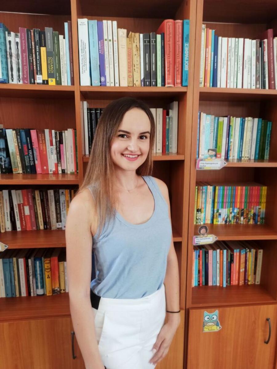 Διδάσκει σ’ ένα μαθητή: H Ιωάννα είναι 26 χρονών και είναι η νέα δασκάλα των Αρκιών