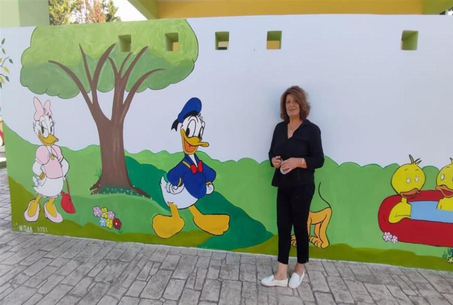 Μία γιαγιά κάνει θαύματα: Μετέτρεψε τα καφάο του ΟΤΕ και τα πίλαρ της ΔΕΗ σε πίνακες ζωγραφικής