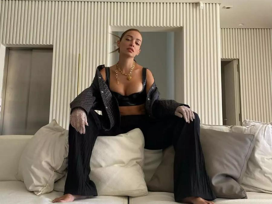 Το πιο όμορφο σαλόνι, είναι αυτό της Ελένης Φουρέιρα: Ο τεράστιος λευκός καναπές, οι μπεζ τοίχοι και η μίνιμαλ διακόσμηση