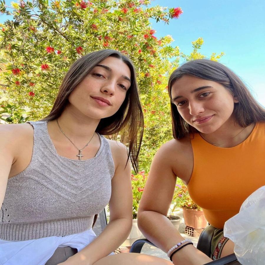 Είναι φτιαγμένοι ο ένας για τον άλλον: Η γυναίκα της ζωής του Γιάννη Πλούταρχου και τα πέντε παιδιά που ολολήρωσαν την ευτυχία τους