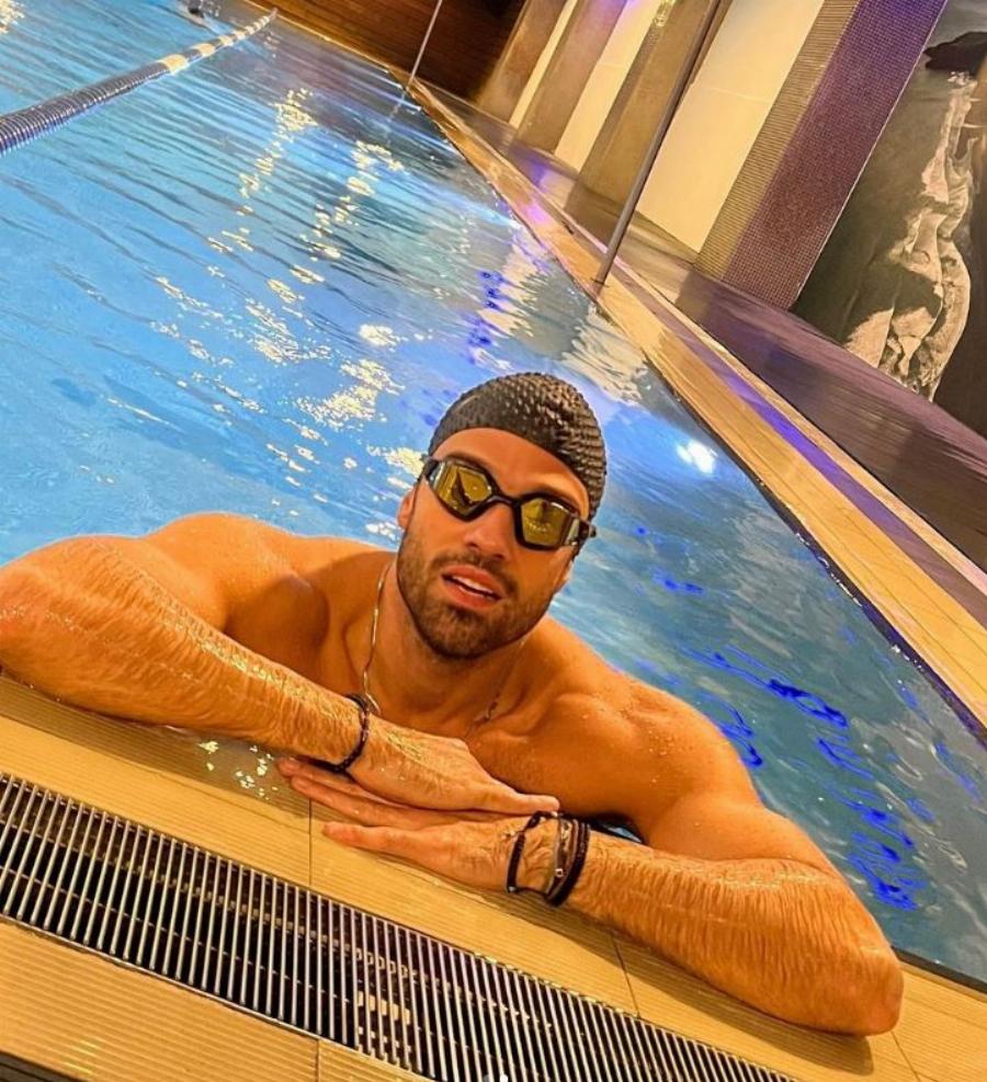 Ο Κωνσταντίνος Αργυρός πόζαρε με μαγιό σε πισίνα και οι θαυμάστριές του… έμειναν με το στόμα ανοιχτό