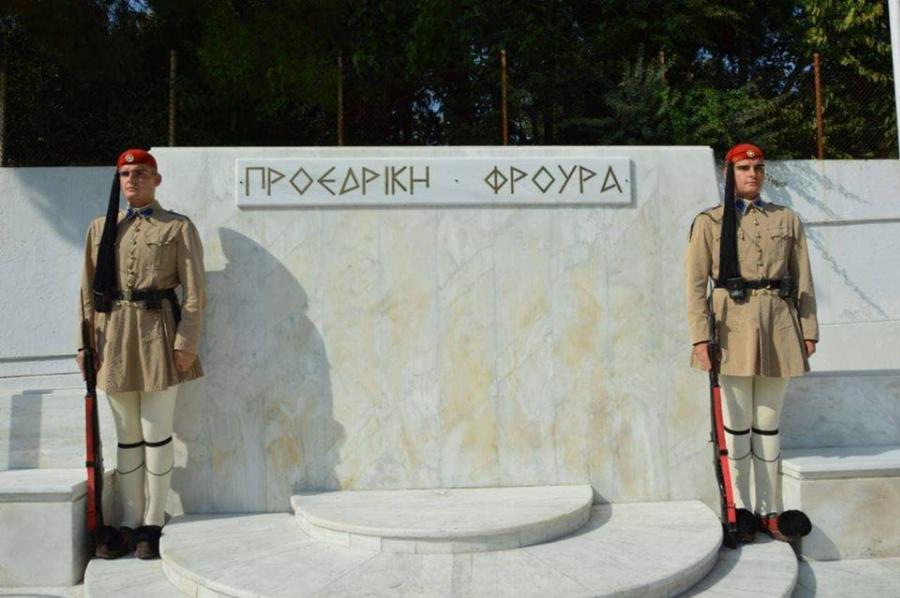 Συγκινούν οι δίδυμοι αδερφοί Εύζωνες: «Όταν φοράμε τη στολή του Εύζωνα νιώθουμε τιμή και υπερηφάνεια»