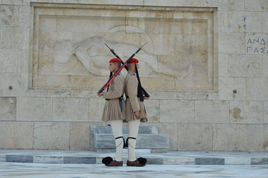 Συγκινούν οι δίδυμοι αδερφοί Εύζωνες: «Όταν φοράμε τη στολή του Εύζωνα νιώθουμε τιμή και υπερηφάνεια»