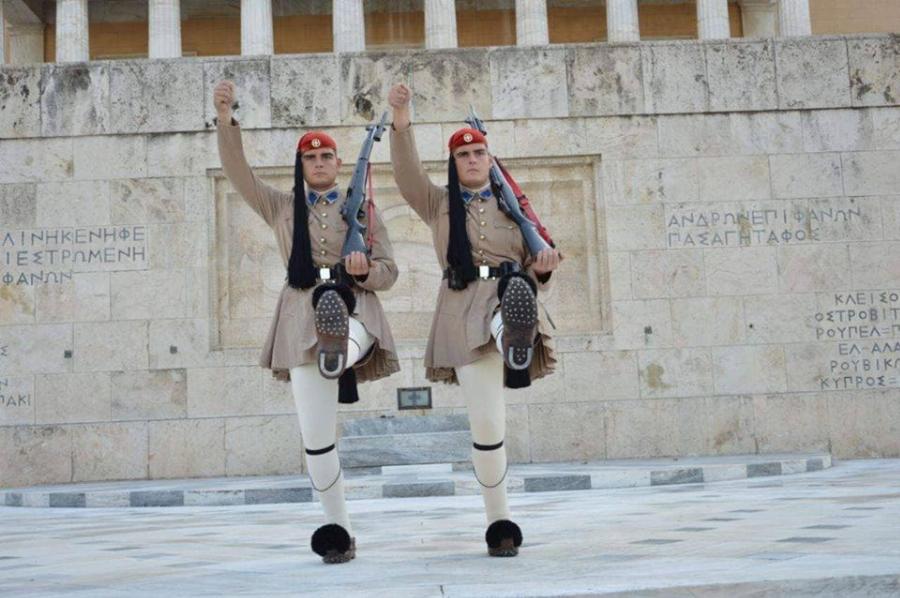Συγκινούν οι δίδυμοι αδερφοί Εύζωνες: «Όταν φοράμε τη στολή του Εύζωνα νιώθουμε τιμή και υπερηφάνεια»