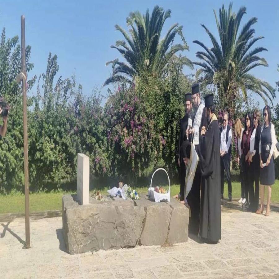 Η στιγμή που θα μείνει στην ιστορία: Ο Αρχιεπίσκοπος Κρήτης γονατίζει στον τάφο του Νίκου Καζαντζάκη