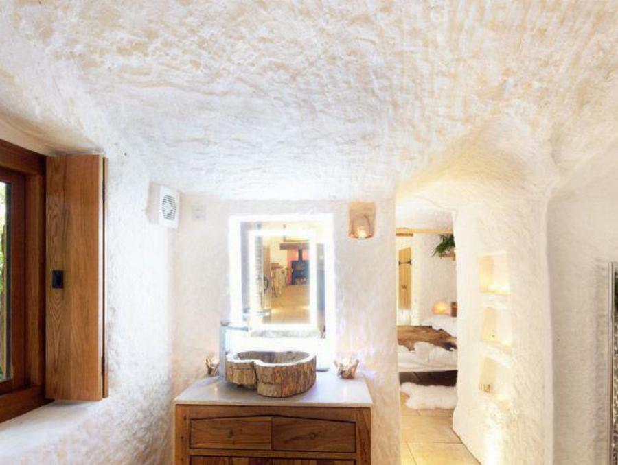 «Ο άνθρωπος των σπηλαίων»: 37χρονος αγόρασε σπηλιά-ερείπιο, το μεταμόρφωσε και πλέον είναι μία υπερπολυτελής κατοικία